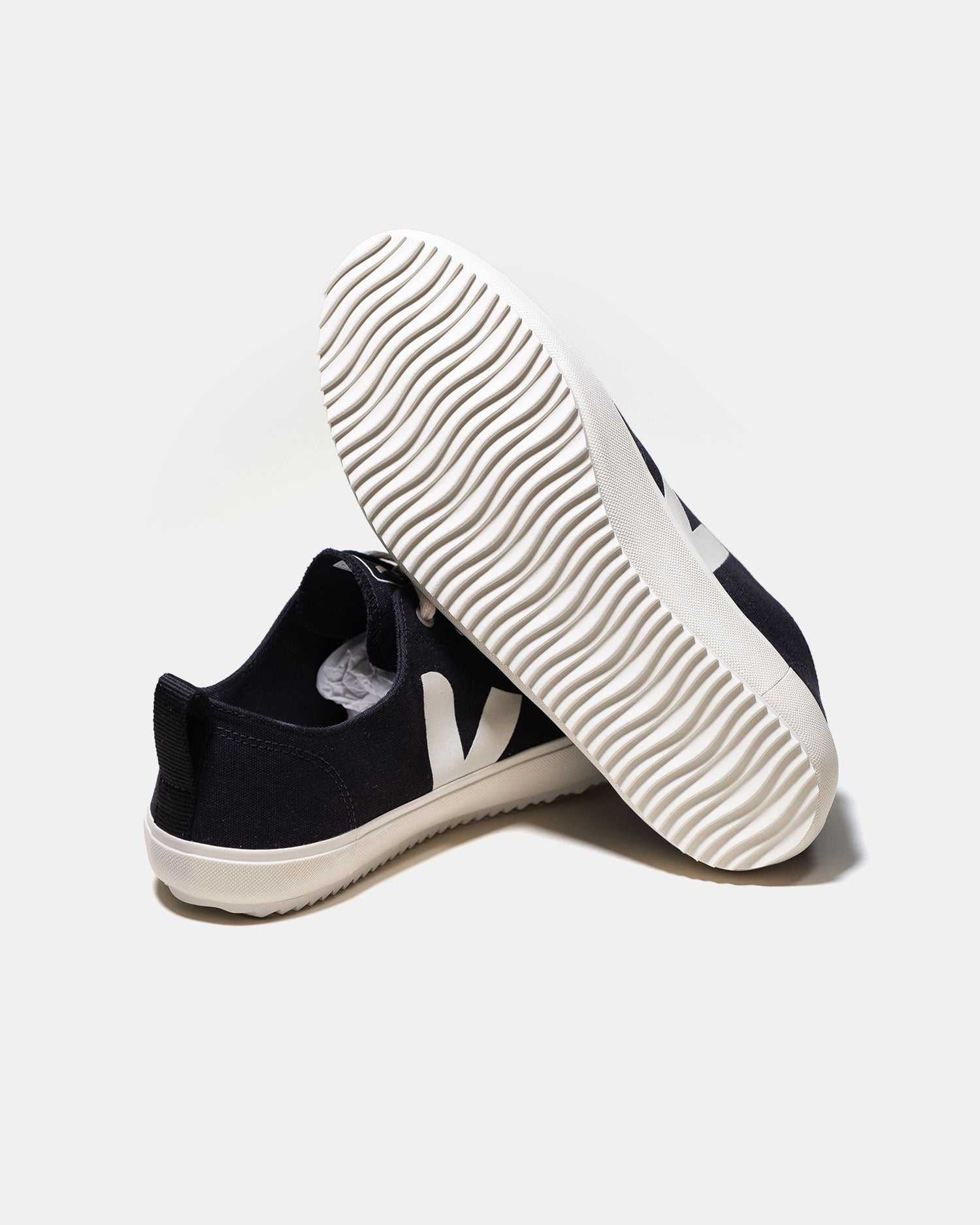 Veja Nova Black/Pierre